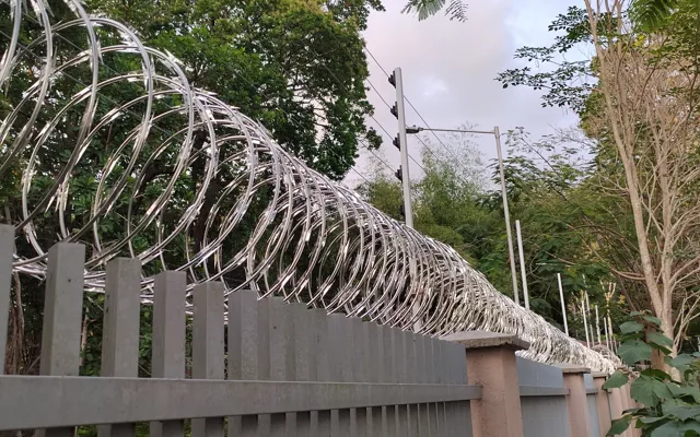 Cerca eléctrica y concertina instaladas sobre el muro perimetral de un conjunto