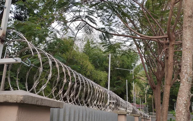 Concertina y cerca eléctrica instaladas sobre un muro