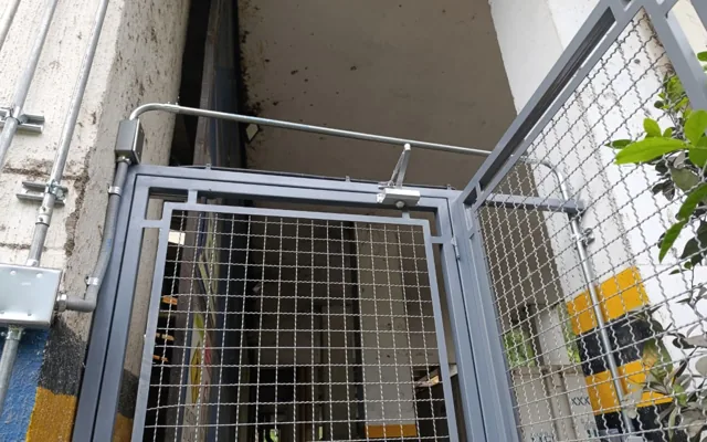 Torniquete peatonal con enrejado instalado en la entrada de una planta