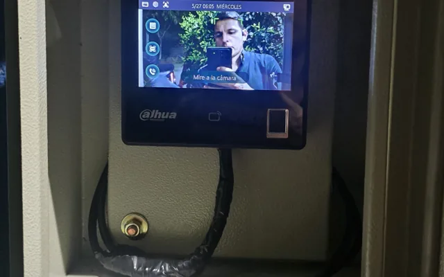 Lector biométrico instalado en un muro industrial