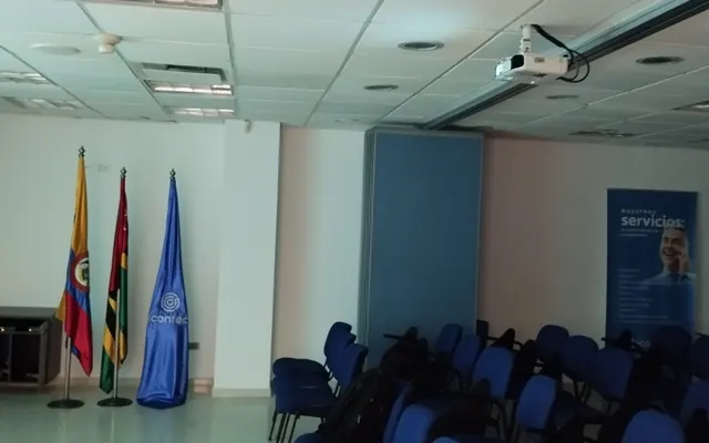 Sala de capacitación con equipos de red