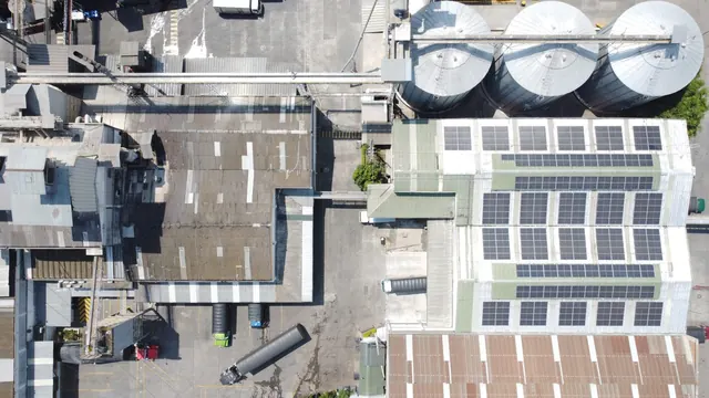 Vista aérea de una planta industrial donde se instalaron cámaras y red de datos