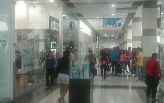 Interior de un centro comercial con red WiFi para visitantes