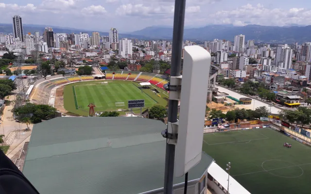 Radio de enlace inalámbrico instalado en un mástil con vista a la ciudad