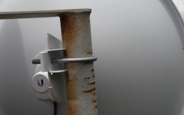 Antena parabólica de radioenlace montada en un mástil