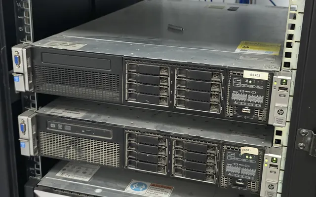 Gabinete de servidores y switches organizado