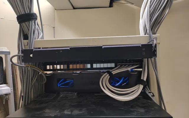 Rack de comunicaciones con cableado estructurado certificado