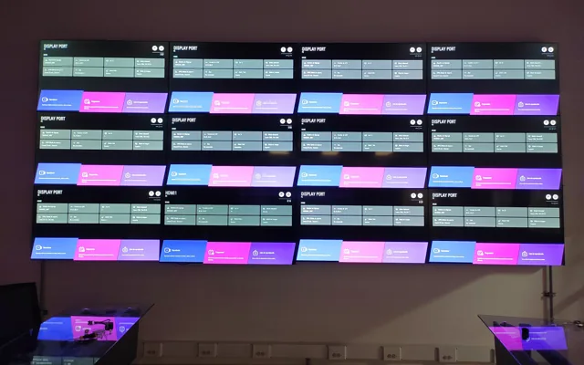 Videowall de gran formato encendido en un auditorio
