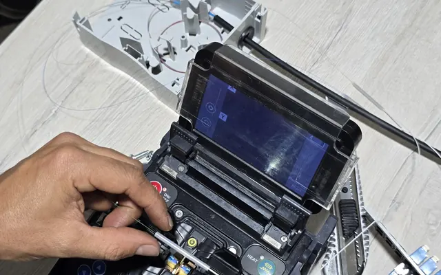 Empalme de fibra óptica con fusionadora